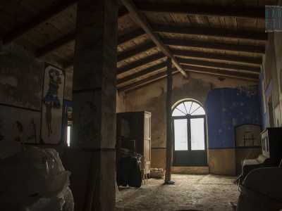 Entriamo quindi nello stanzone: un ambiente oggi adibito a deposito, ma con le decorazioni realizzate nei lontani anni 40 conservate in ottimo stato